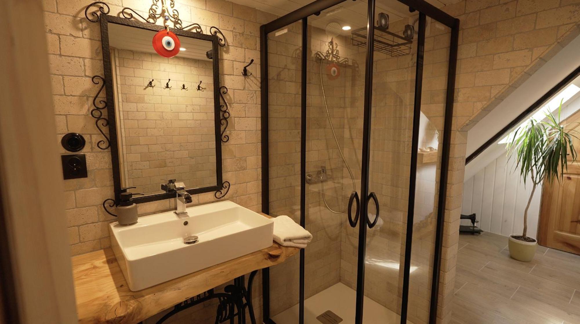 Izeria 112 Riverside House *